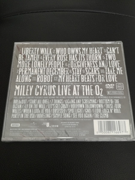 miley-cyrus-–-cant-be-tamed